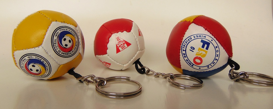 Keyring with ball